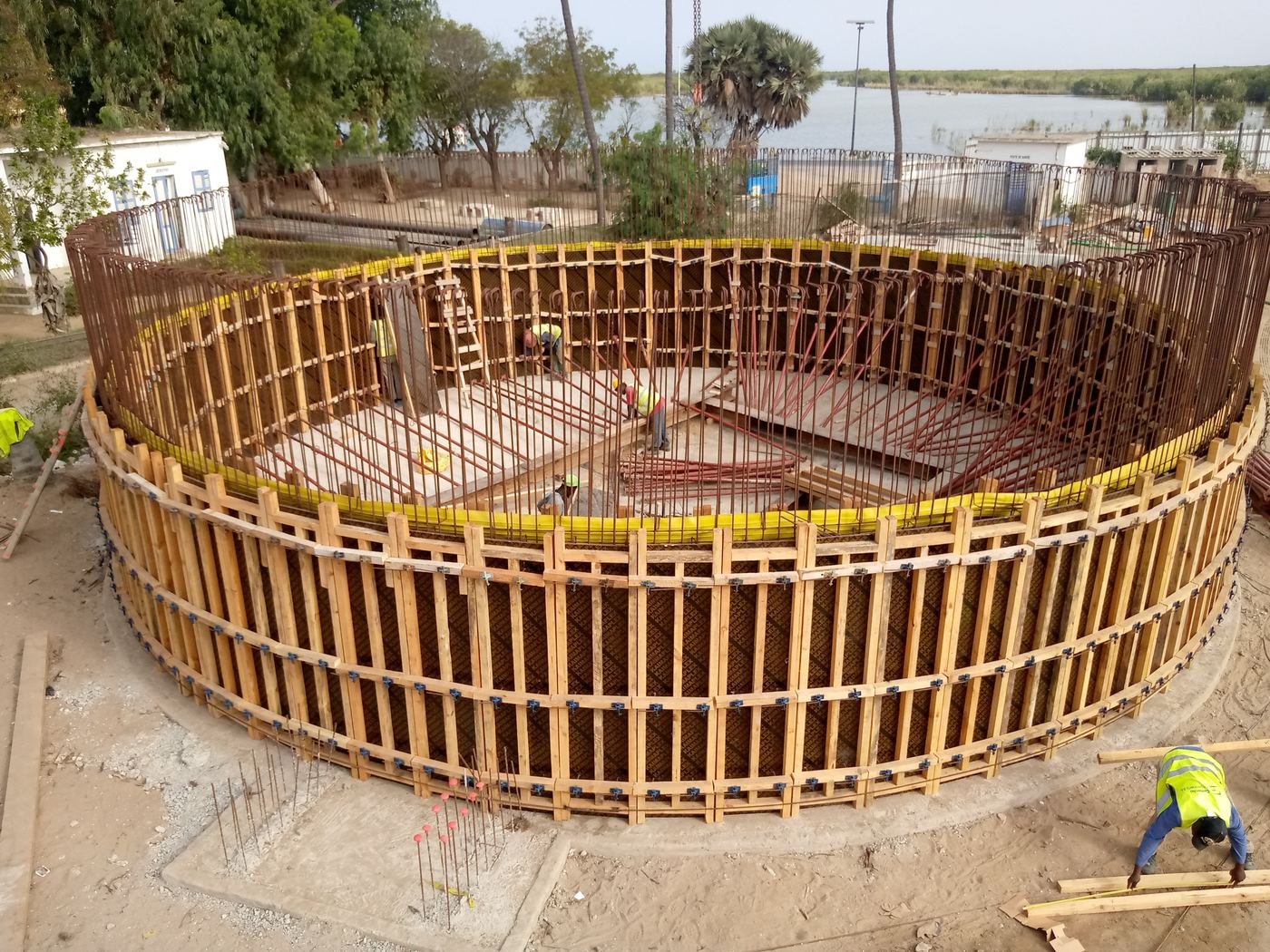 Construction de réservoir circulaire, bord du fleuve Sénégal